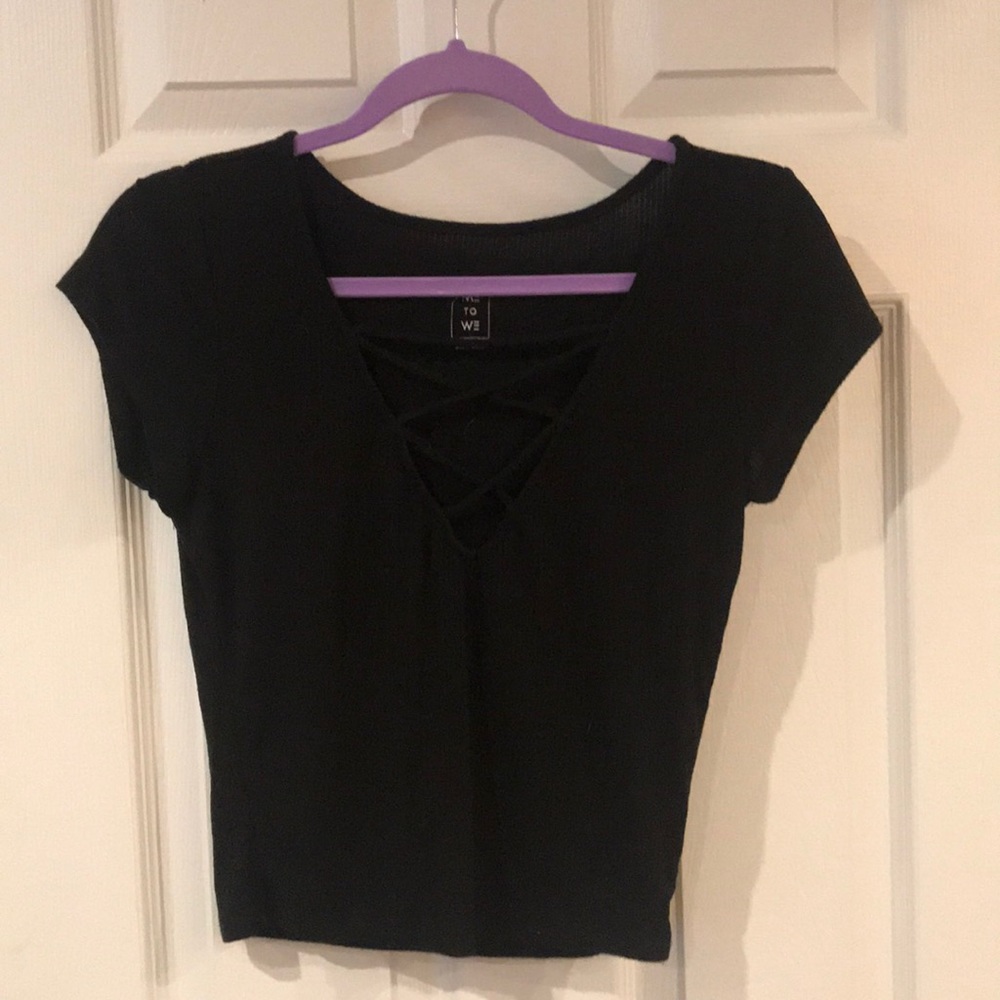 Black shirt-sleeved crop top